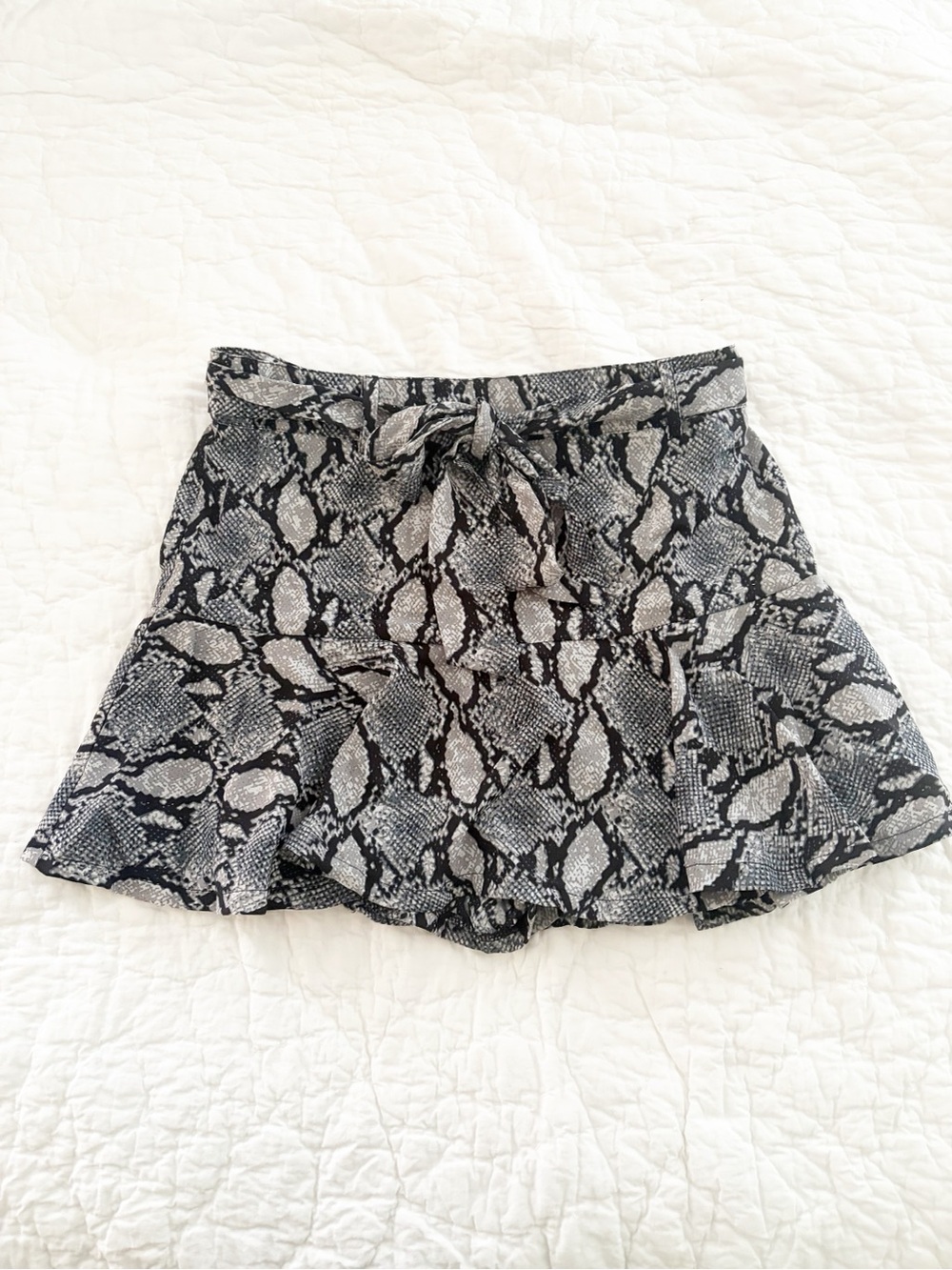 NEW ⭐️ She and Sky Black and Gray Snake Print Ruffled Skirt MEDIUM